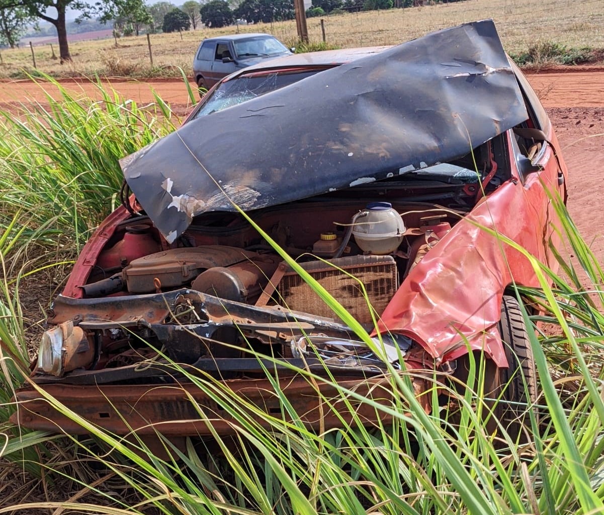 CAPOTAMENTO DEIXA JOVEM FERIDO EM ESTRADA RURAL DE COLÔMBIA (SP)