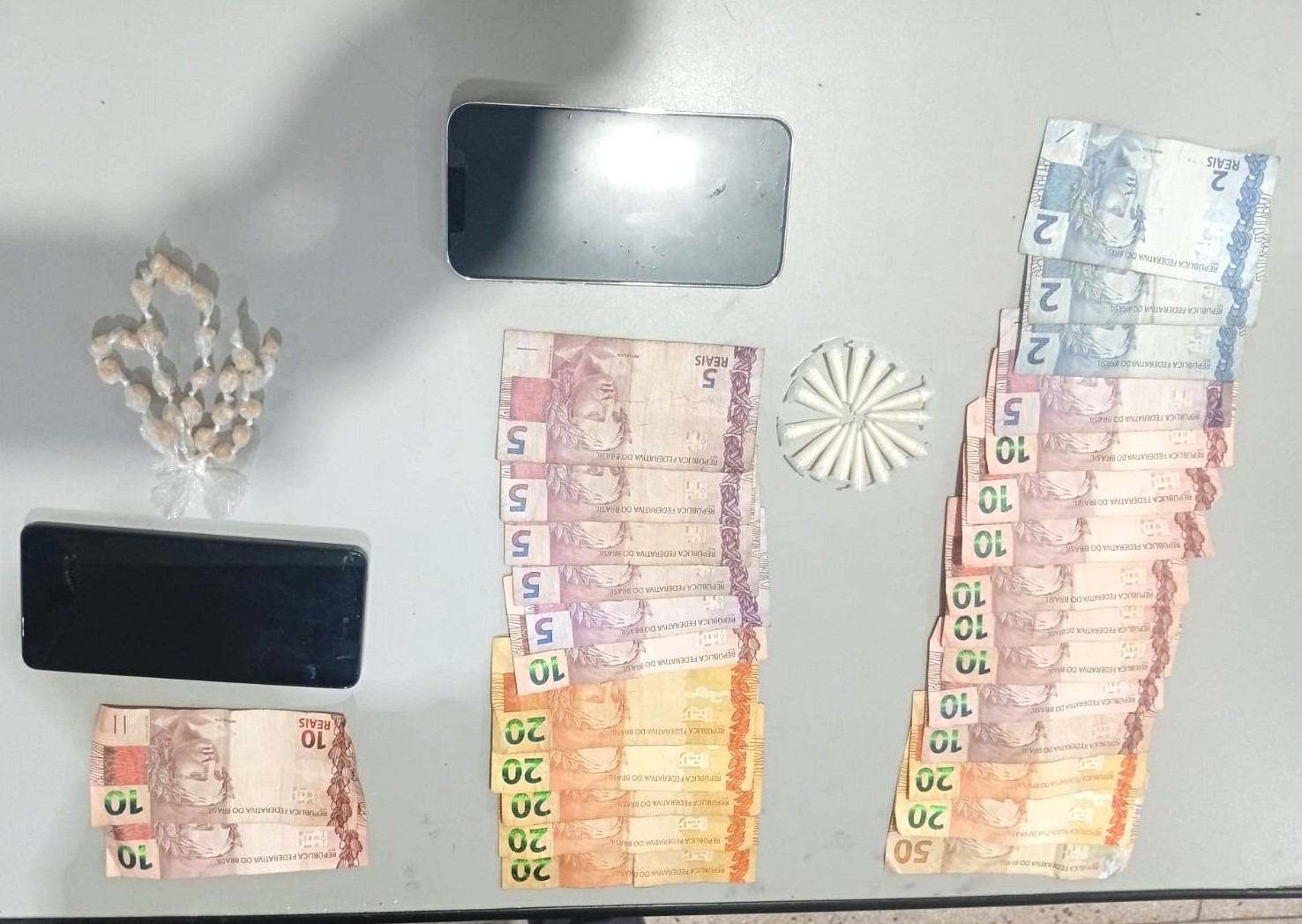 DUPLA É PRESA SUSPEITA DE ENVOLVIMENTO COM O TRÁFICO DE DROGAS EM GUAÍRA