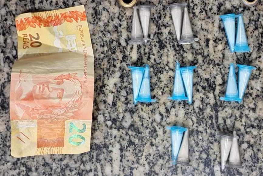 HOMEM É PRESO SUSPEITO DE ENVOLVIMENTO COM O TRAÁFICO DE DROGAS EM GUAÍRA