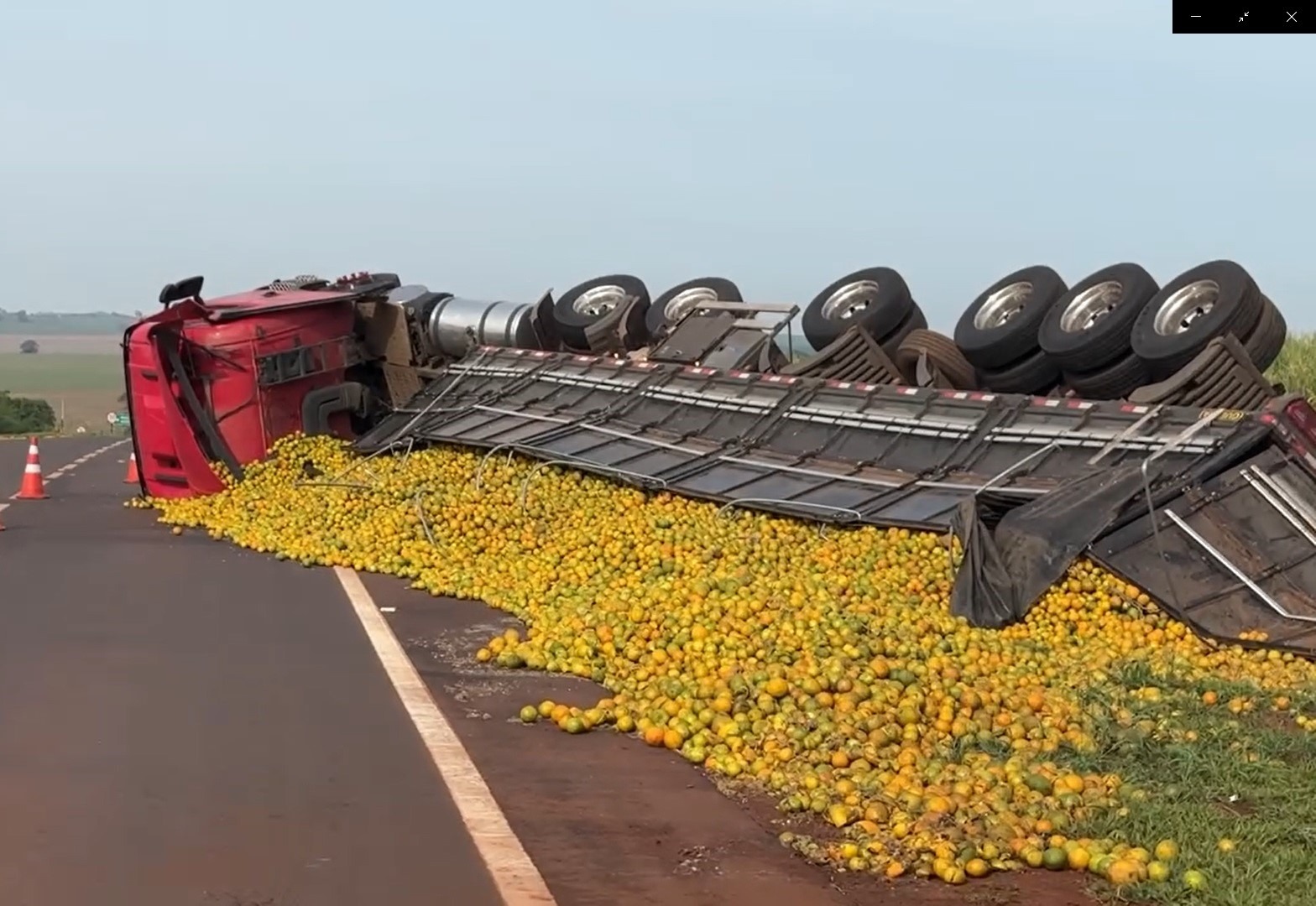 CAMINHÃO CARREGADO COM LARANJAS TOMBA NO TREVO DA VOLTA GRANDE EM MIGUELÓPOLIS