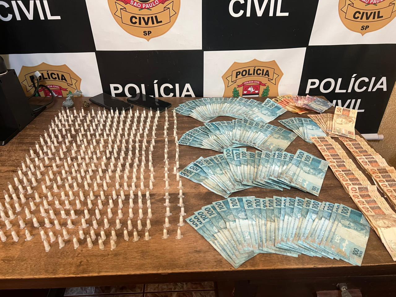 AÇÃO CONJUNTA DAS POLÍCIAS CIVIL E MILITAR APREENDE DROGAS E DINHEIRO E MIGUELÓPOLIS. UMA PESSOA FOI PRESA