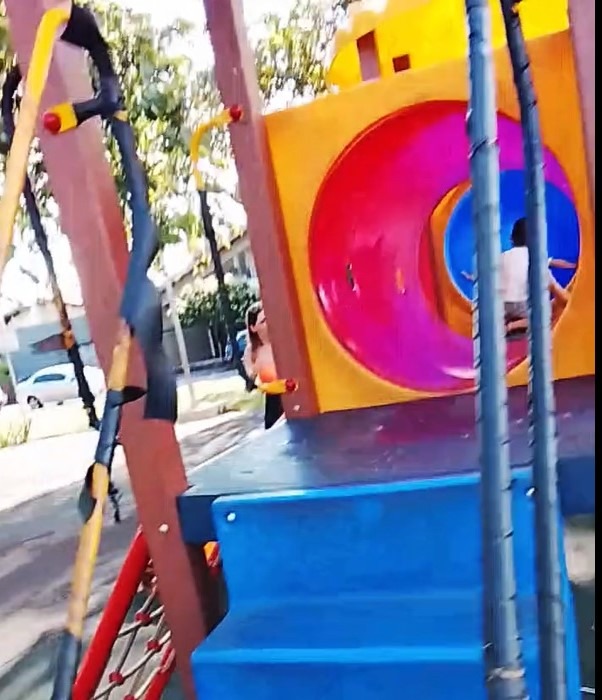 VEREADOR ALERTA PARA SUPOSTO RISCO DE CHOQUE ELÉTRICO EM BRINQUEDO DE PARQUE INFANTIL PÚBLICO DE GUAÍRA. PREFEITURA DIZ QUE ESTÁ TUDO NORMAL