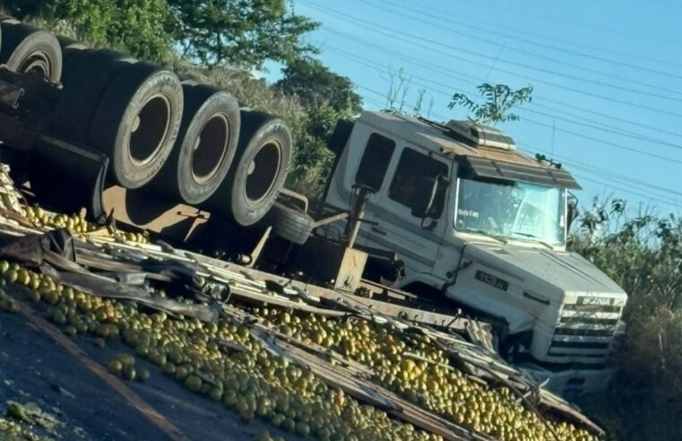 TOMBAMENTO DE CARRETA COM CARGA DE LARANJAS CAUSA INTERDIÇÃO NA FARIA LIMA EM BARRETOS