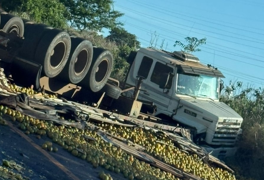 TOMBAMENTO DE CARRETA COM CARGA DE LARANJAS CAUSA INTERDIÇÃO NA FARIA LIMA EM BARRETOS