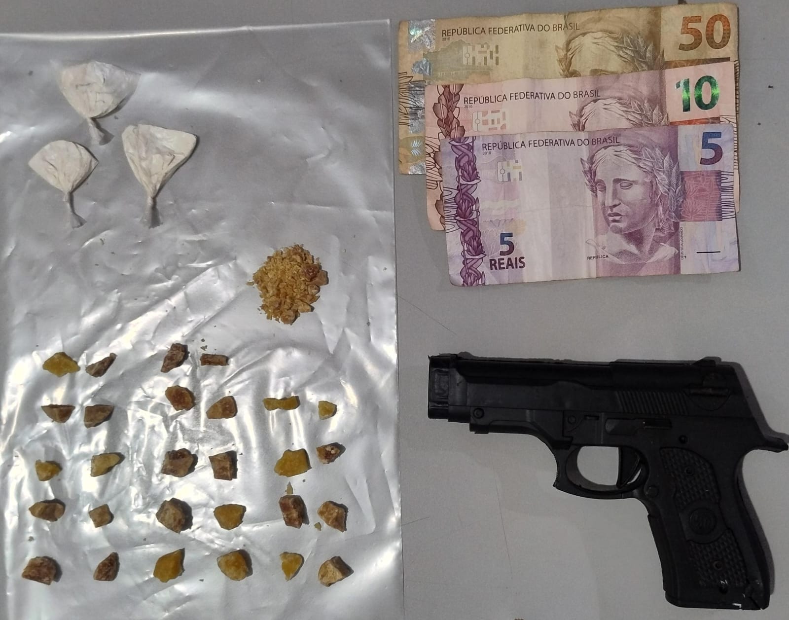 HOMEM É PRESO PELA PM EM GUAÍRA POR SUSPEITA DE ENVOLVIMENTO COM O TRÁFICO DE DROGAS