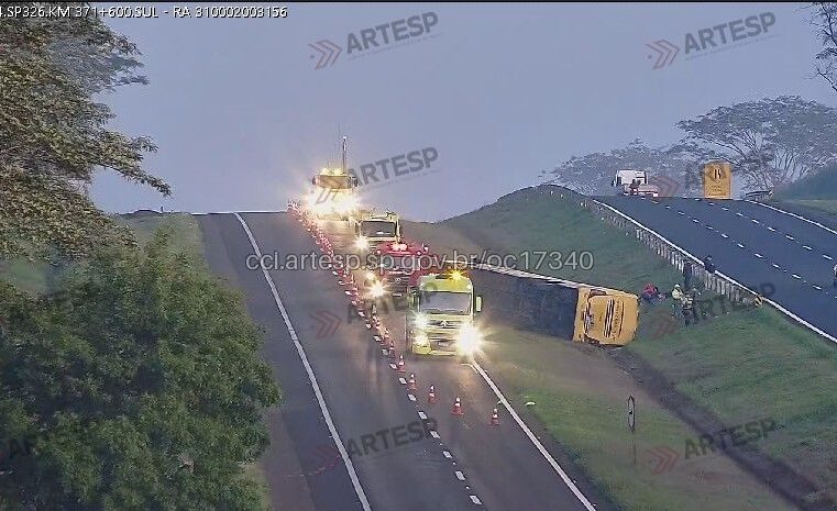 REGIÃO: ÔNIBUS COM 38 PESSOAS TOMBA EM TRECHO DE PISTA DUPLA DA RODOVIA FARIA LIMA
