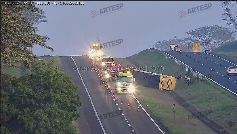 REGIÃO: ÔNIBUS COM 38 PESSOAS TOMBA EM TRECHO DE PISTA DUPLA DA RODOVIA FARIA LIMA