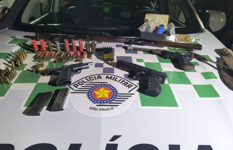 POLÍCIA AMBIENTAL FAZ APREENSÃO DE ARMAS E MUNIÇÕES EM PEDREGULHO (SP). UMA PESSOA FOI PRESA