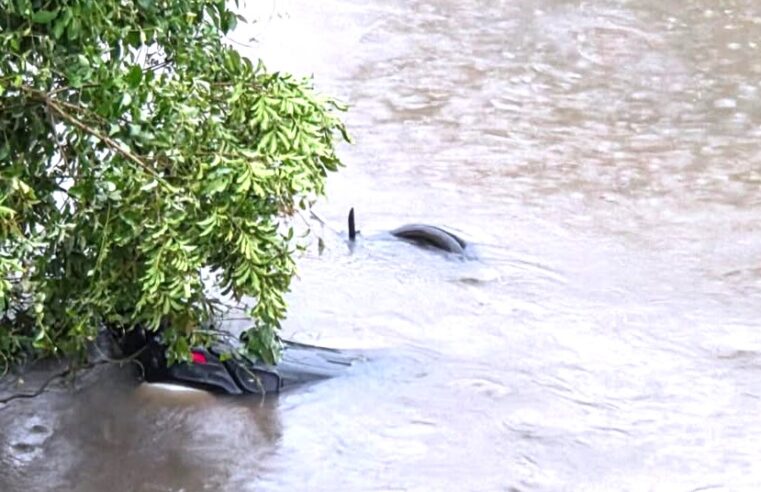 VEREADOR GUAIRENSE JOSÉ NETO PUGLIESI ENVOLVE-SE EM ACIDENTE NA RODOVIA ASSIS CHATEAUBRIAND EM BARRETOS. VEÍCULO FICOU SUBMERSO DENTRO DE CÓRREGO
