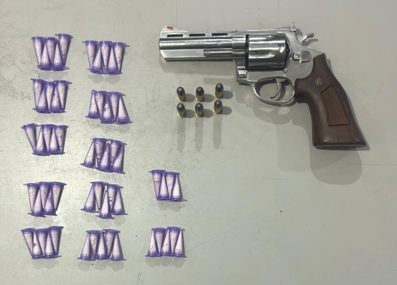 HOMEM É PRESO SOB ACUSAÇÃO DE PORTE ILEGAL DE ARMA E DE ENVOLVIMENTO COM O TRÁFICO EM GUAÍRA