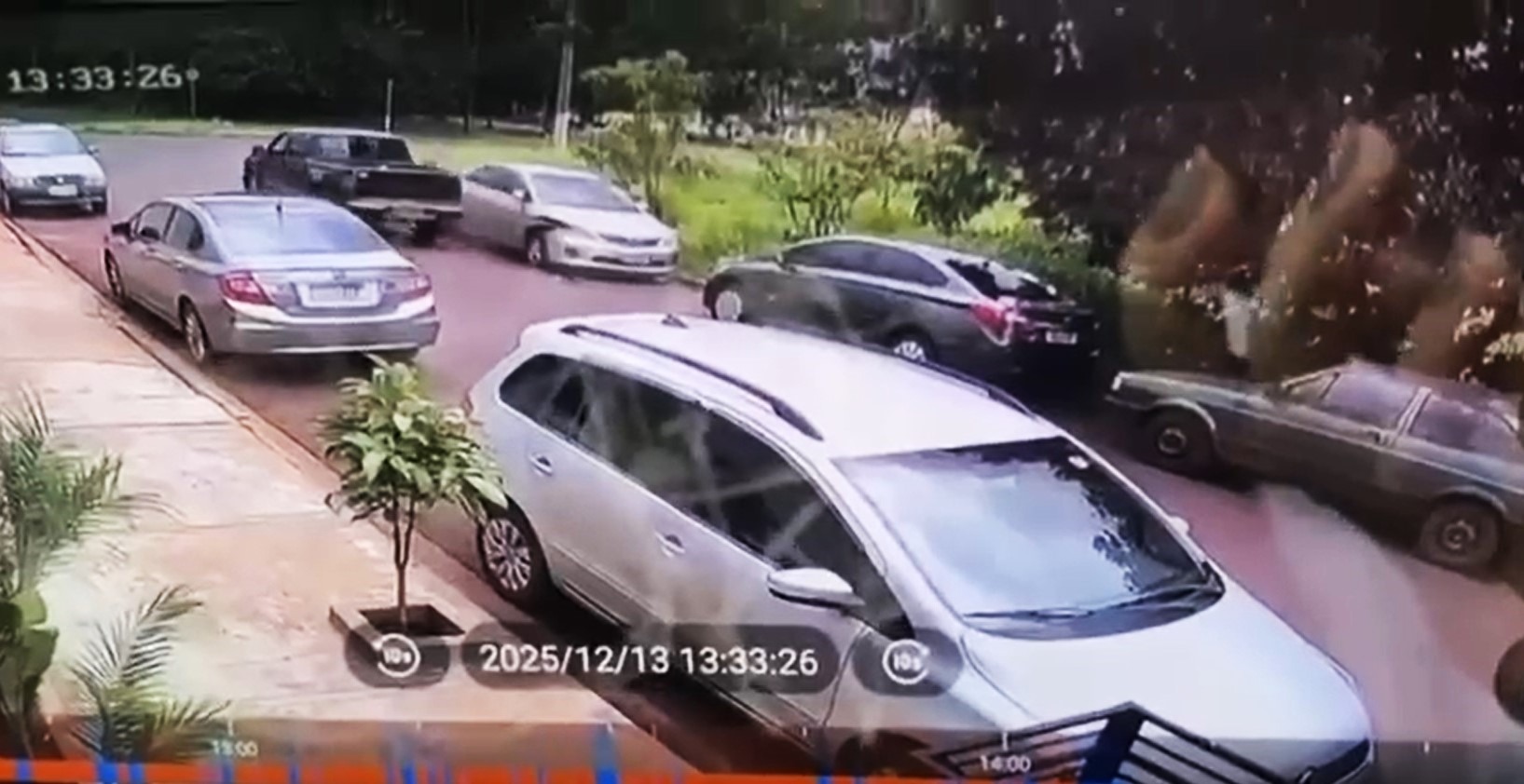 CAMIONETE DESGOVERNADA BATE EM 3 CARROS EM GUAÍRA. CÂMERAS REGISTRARAM INCIDENTE