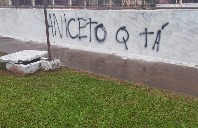 24 HRS APÓS SEREM CONCLUÍDAS OBRAS DE REVITALIZAÇÃO, VÂNDALOS PICHAM PRAÇA DO ANICETO EM GUAÍRA
