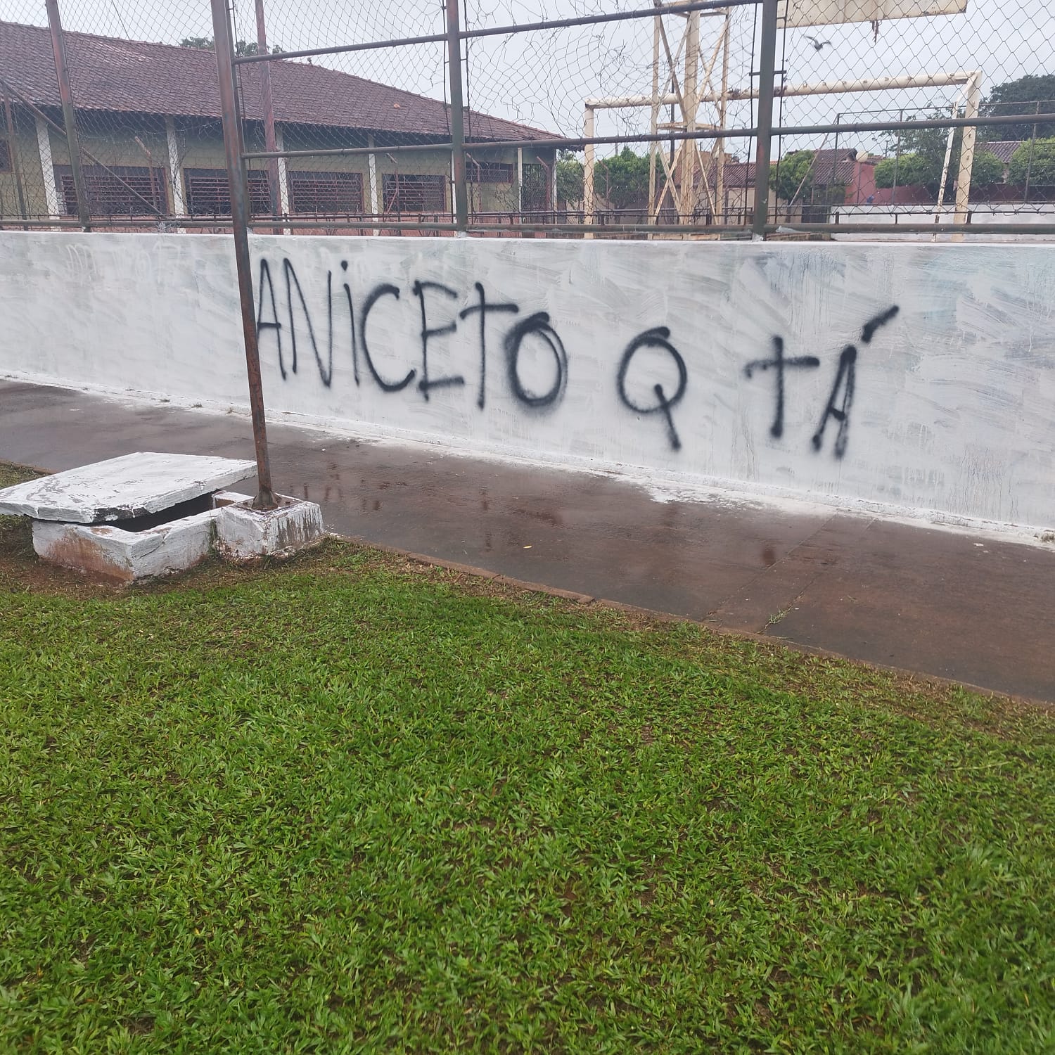 24 HRS APÓS SEREM CONCLUÍDAS OBRAS DE REVITALIZAÇÃO, VÂNDALOS PICHAM PRAÇA DO ANICETO EM GUAÍRA