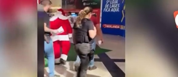 SUSPEITO DE ESTUPRO DE VULNERÁVEL É PRESO ENQUANTO ATUAVA COMO PAPAI NOEL EM SANTA CATARINA