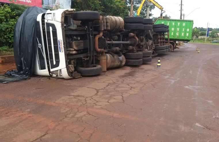 CARRETA TOMBA NO ANEL VIÁRIO JÚLIO RUBIM EM GUAÍRA