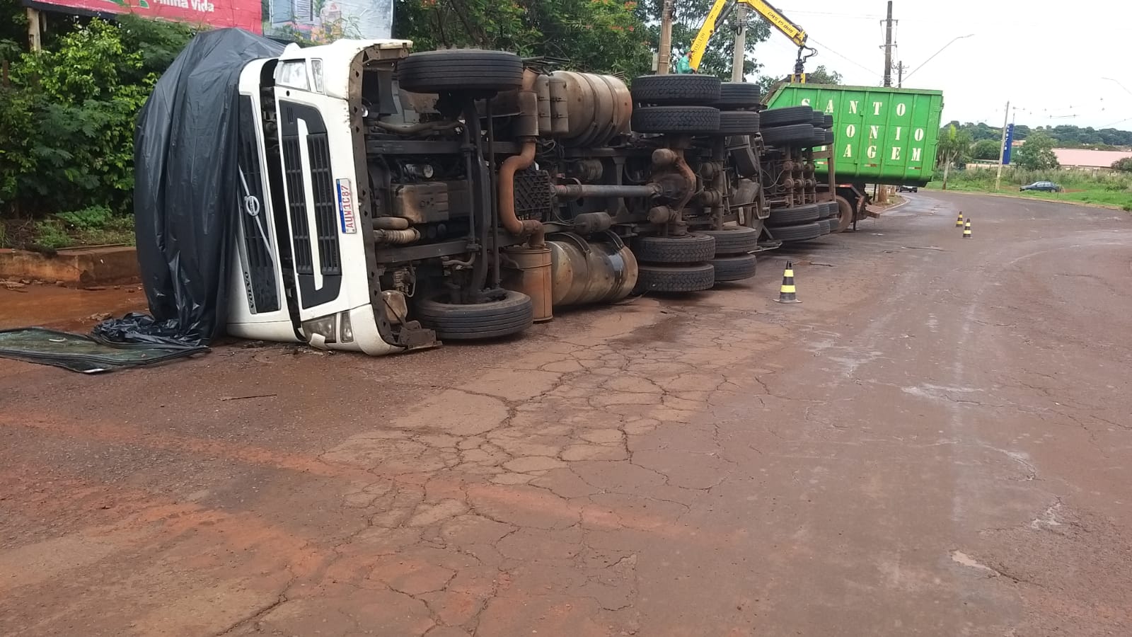 CARRETA TOMBA NO ANEL VIÁRIO JÚLIO RUBIM EM GUAÍRA