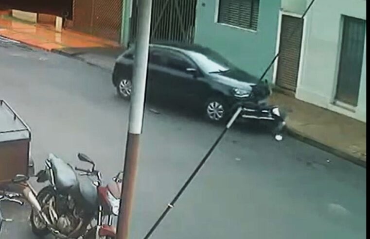 CARRO CONDUZIDO POR IDOSO ATINGE MOTOS ESTACIONADAS NO CENTRO DE GUAÍRA; VÍDEO