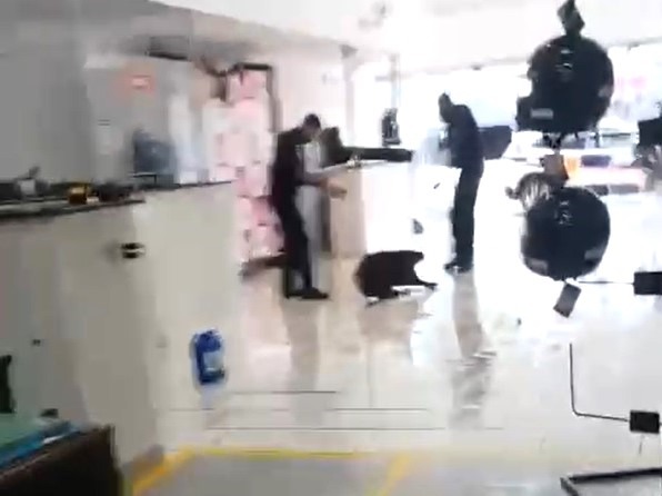 CAPIVARA INVADE LOJA E É CAPTURADA PELA GUARDA MUNICIPAL DE GUAÍRA