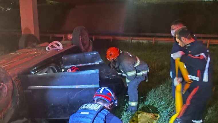 CARRO CAI DE VIADUTO NA FARIA LIMA E MOBILIZA EQUIPES DE RESGATE EM BARRETOS