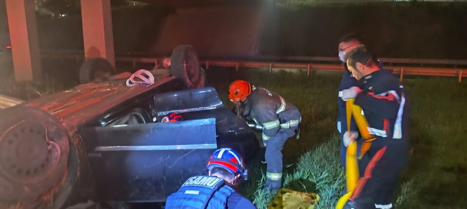 CARRO CAI DE VIADUTO NA FARIA LIMA E MOBILIZA EQUIPES DE RESGATE EM BARRETOS