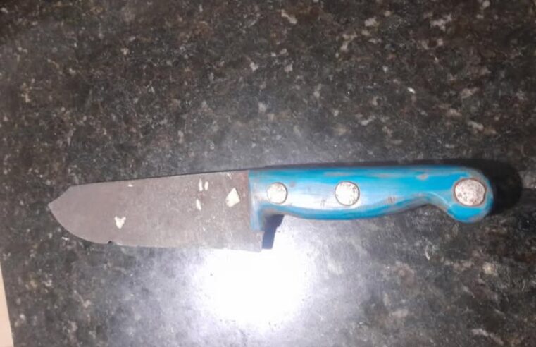 MULHER É ABORDADA PELA PM APÓS AMEAÇAR FUNCIONÁRIOS DE SUPERMERCADO COM FACA EM MIGUELÓPOLIS