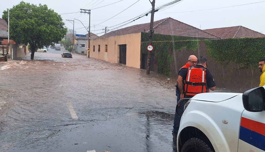 CHUVAS INTENSAS PROVOCAM ALAGAMENTOS E TRANSTORNOS EM BARRETOS