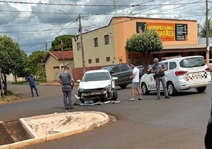 CARRO E MOTO ENVOLVEM-SE EM ACIDENTE NA AVENIDA JOSÉ CAVENAGHI EM GUAÍRA