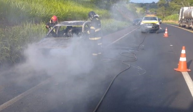 CARRO DE GUAÍRA PEGA FOGO NA RODOVIA ASSIS CHATEAUBRIAND