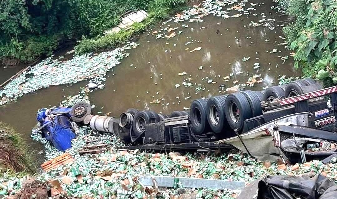 CAMINHÃO DE CERVEJA TOMBA EM RIO NO PARANÁ, MOTORISTA MORRE E 15 PESSOAS SÃO PRESAS POR SAQUEAR CARGA