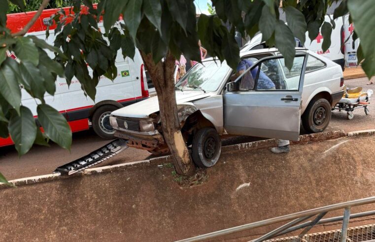 CARRO BATE EM ÁRVORE NA AVENIDA JOSÉ CAVENAGHI EM GUAÍRA