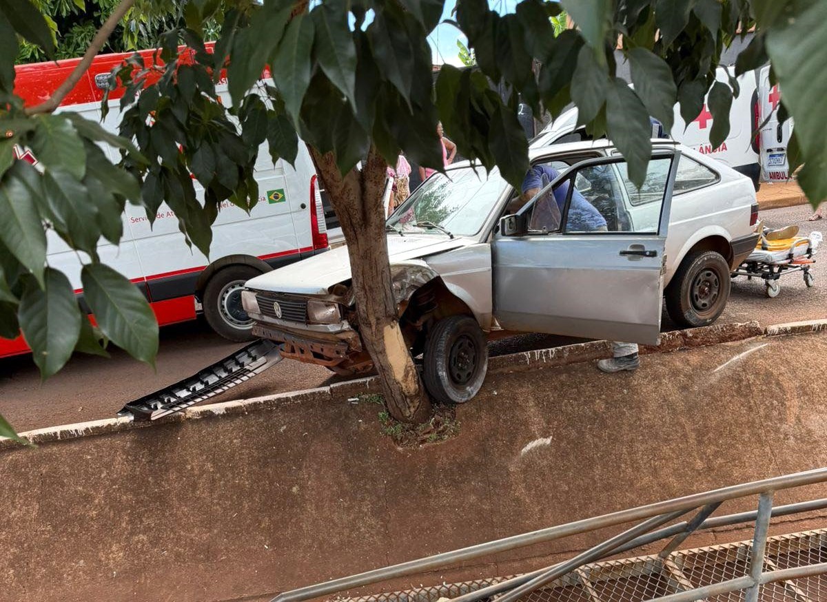CARRO BATE EM ÁRVORE NA AVENIDA JOSÉ CAVENAGHI EM GUAÍRA