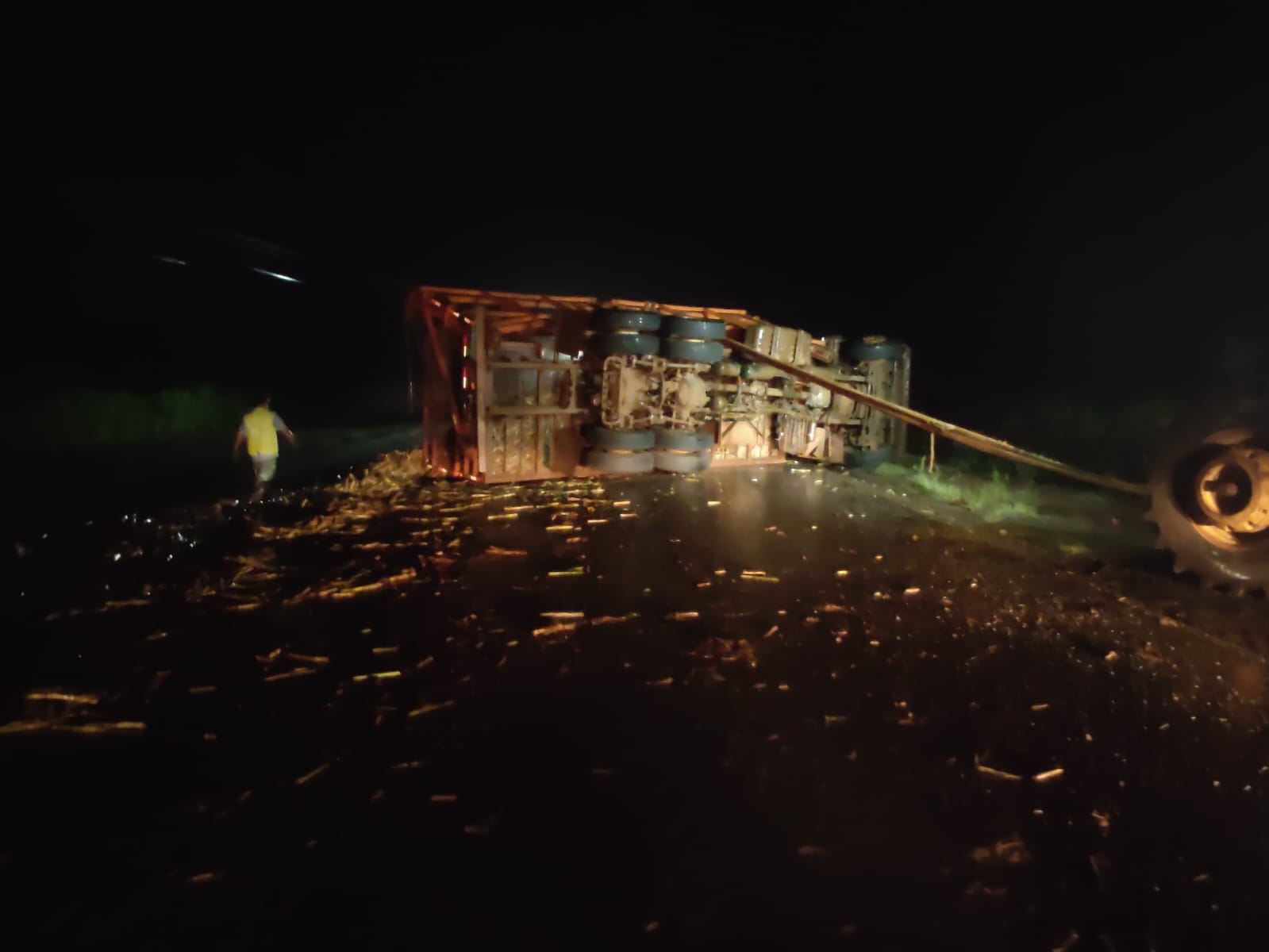 CARRETA TOMBA NA VICINAL JOAQUIM GARCIA FRANCO PRÓXIMO À “CURVA DA CRIMINOSA” EM GUAÍRA