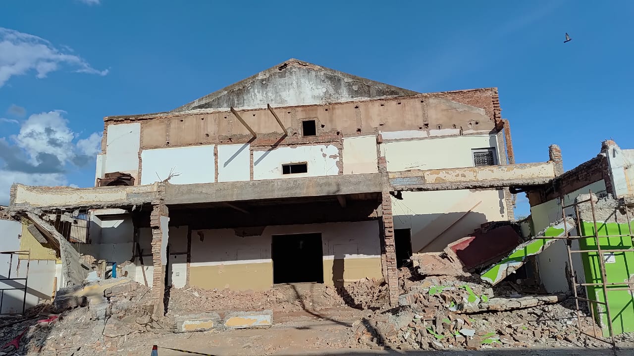 PRÉDIO DO CINE OURO BRANCO DE GUAÍRA É DEMOLIDO