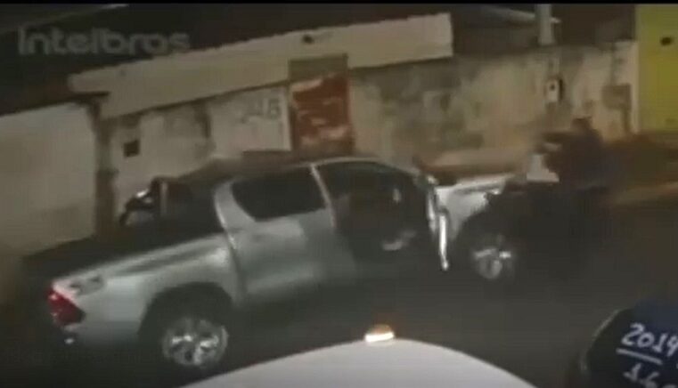 CÂMERAS REGISTRAM AÇÃO DE BANDIDOS ARMADOS EM ROUBO DE CAMIONETE EM BARRETOS