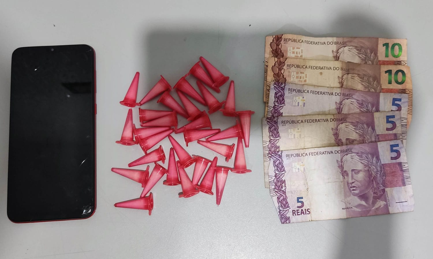 HOMEM É PRESO, EM GUAÍRA, SUSPEITO DE ENVOLVIMENTO COM O TRÁFICO DE DROGAS