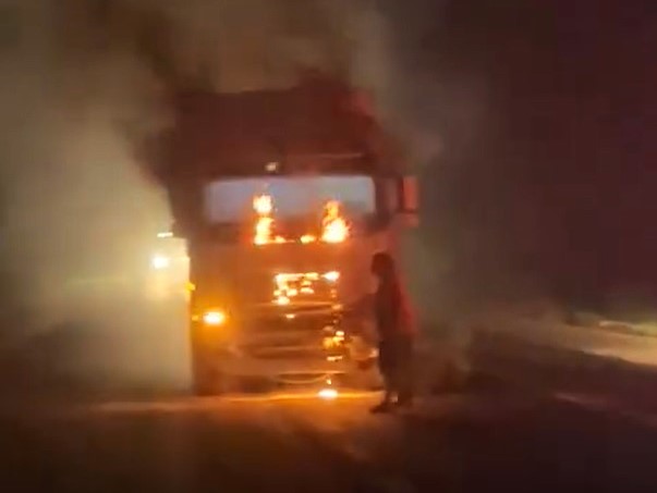 MOTO E CARRETA SE ENVOLVEM EM ACIDENTE NA ASSIS CHATEAUBRIAND ENTRE GUAÍRA E BARRETOS (SP)