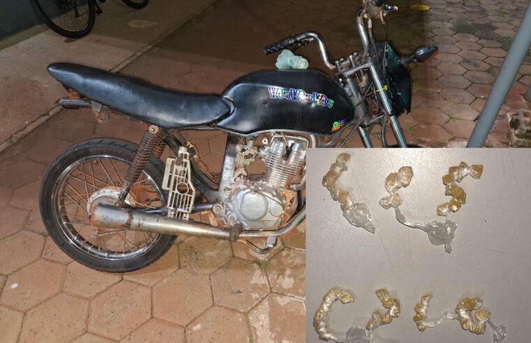 MOTO E DROGAS SÃO APREENDIDOS DURANTE AÇÃO DA PM NA VILA APARECIDA EM GUAÍRA