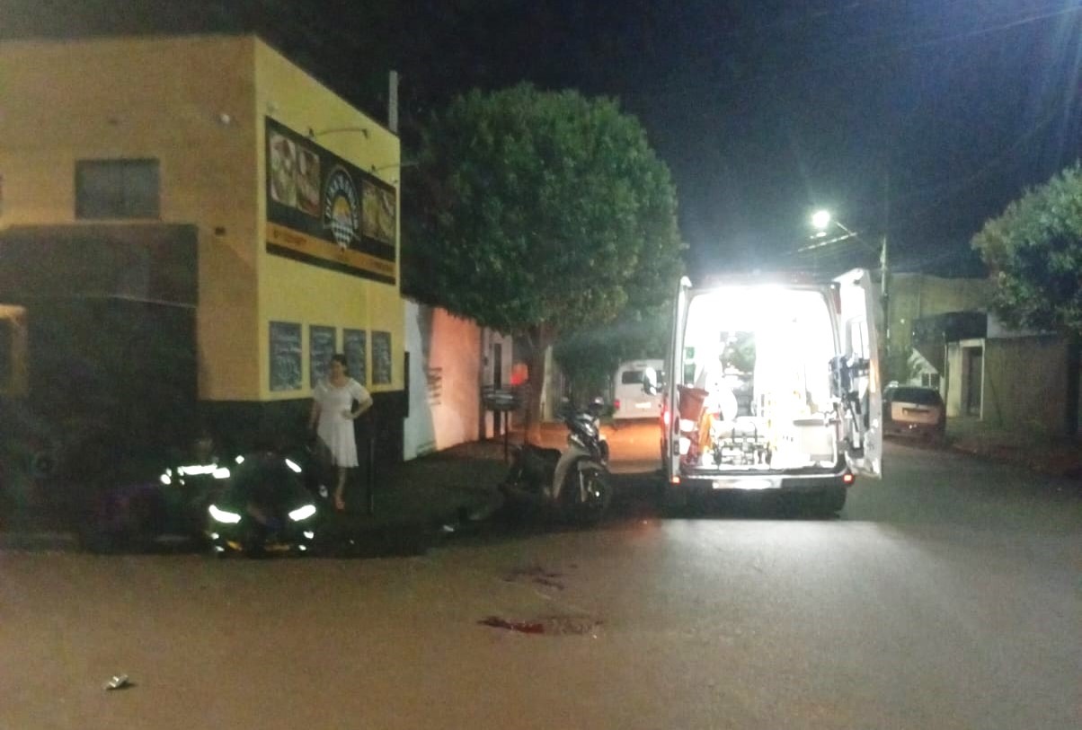 MOTOCICLISTA FICA FERIDO EM COLISÃO ENTRE MOTOCICLETAS NO CENTRO DE GUAÍRA