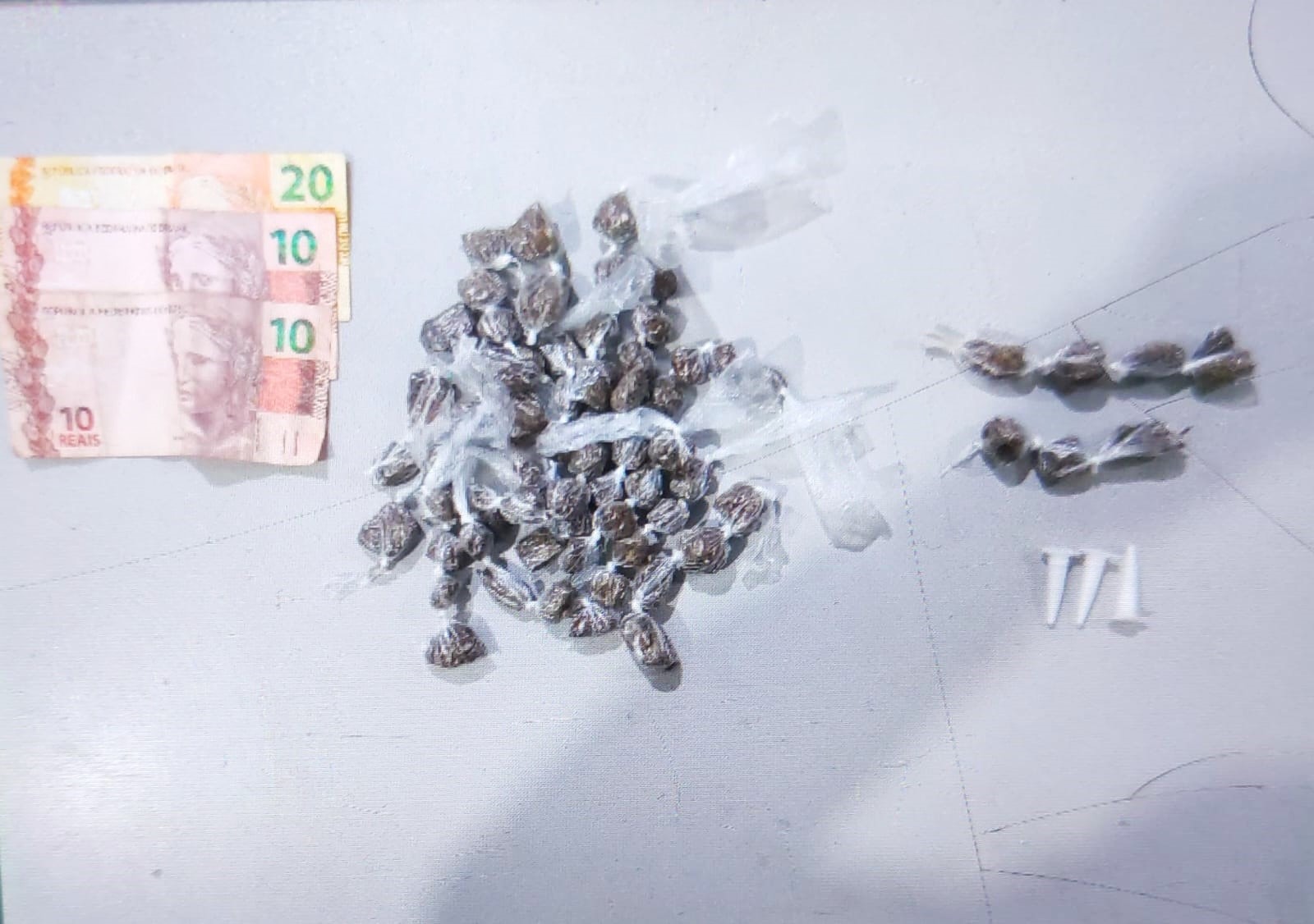 HOMEM É PRESO ACUSADO DE ENVOLVIMENTO COM O TRÁFICO DE DROGAS EM GUAÍRA