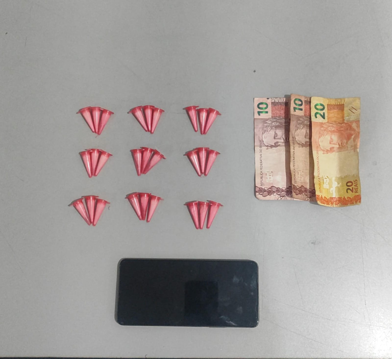 DUPLA É DETIDA PARA AVERIGUAÇÃO DE ENVOLVIMENTO COM O TRÁFICO DE DROGAS EM GUAÍRA