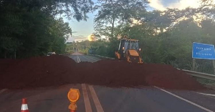 TRÂNSITO É TOTALMENTE IMPEDIDO SOBRE A PONTE DA VOLTA GRANDE NA DIVISA ENTRE SÃO PAULO E MINAS GERAIS