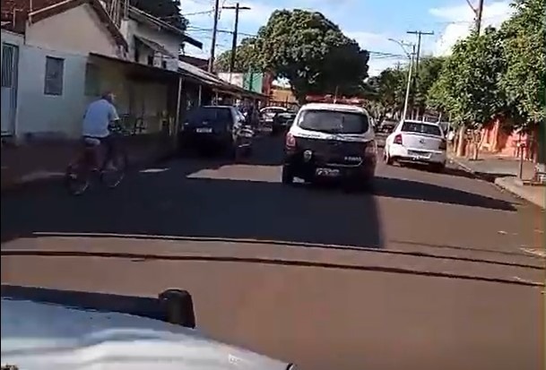 MAIS DE CEM PORÇÕES DE MACONHA SÃO APREENDIDAS EM AÇÃO DA POLÍCIA CIVIL EM GUAÍRA. UMA PESSOA FOI PRESA