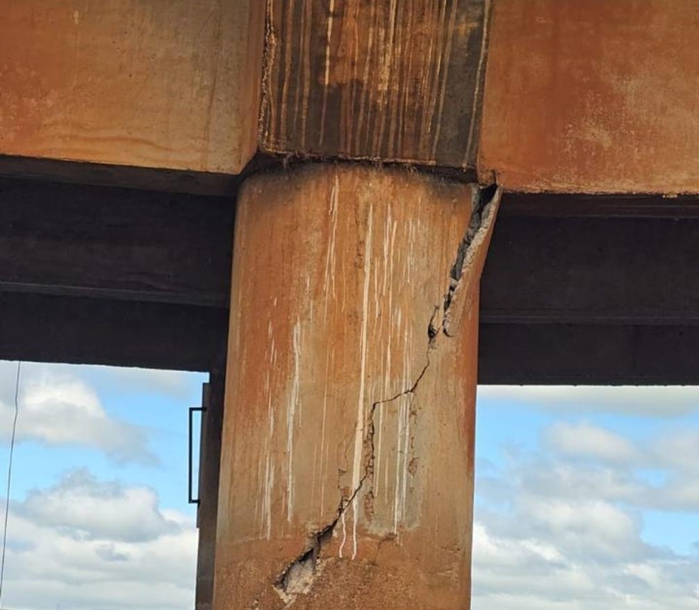 DEVIDO A PROBLEMAS NA ESTRUTURA, PONTE SOBRE O RIO GRANDE NA VOLTA GRANDE EM MIGUELÓPOLIS É RESTRINGIDO