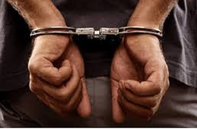 HERÓI: PAI DESARMA SUJEITO COM DUAS FACAS QUE AMEAÇAVA SUA FILHA EM ESTABELECIME NTO COMERCIAL DE GUAÍRA APÓS DESCUMPRIMENTO DE MEDIDA PROTETIVA A FAVOR DE EX-COMPANHEIRA