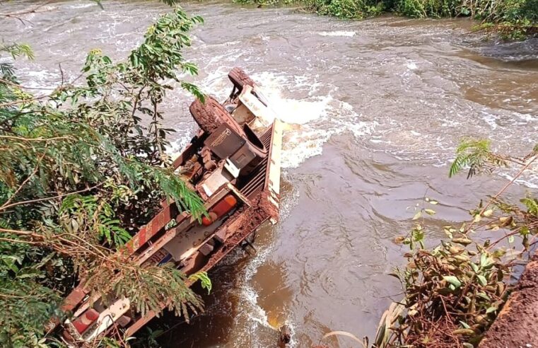 LAMA CAUSA QUEDA DE CAMINHÃO EM CÓRREGO NA ÁREA RURAL DE GUAÍRA. VÍDEO;
