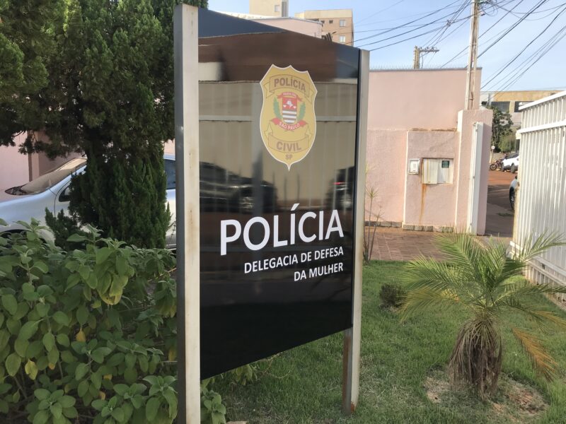 MÃE É PRESA ACUSADA DE DEIXAR FILHOS PEQUENOS ABANDONADOS EM APARTAMENTO EM BARRETOS