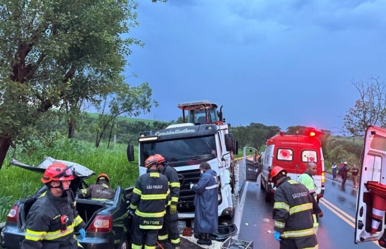 ACIDENTE ENTRE CARRO E CAMINHÃO DEIXA CONDUTORA FERIDA NA ASSIS CHATEAUBRIAND EM BARRETOS