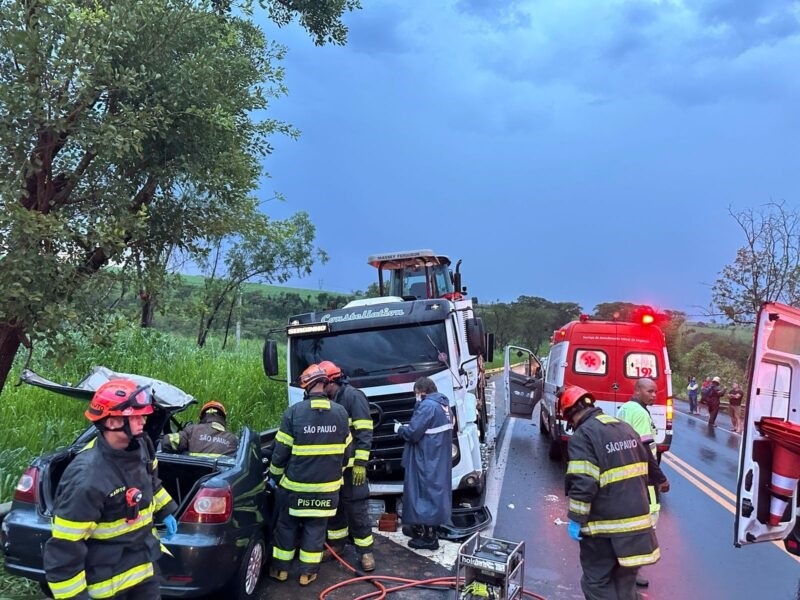 ACIDENTE ENTRE CARRO E CAMINHÃO DEIXA CONDUTORA FERIDA NA ASSIS CHATEAUBRIAND EM BARRETOS