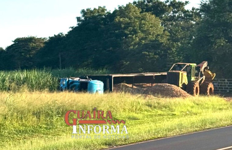 CAMINHÃO TOMBA NA RODOVIAASSIS CHATEAUBRIAND PRÓXIMO A TREVO DE ACESSO A GUAÍRA