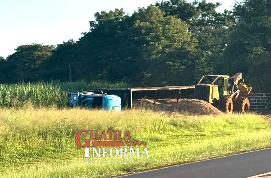 CAMINHÃO TOMBA NA RODOVIAASSIS CHATEAUBRIAND PRÓXIMO A TREVO DE ACESSO A GUAÍRA